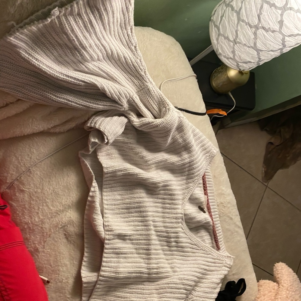 white long sleeve (both arms are the same)